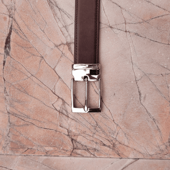 Cinturón artesanal de piel de becerro marrón oscuro