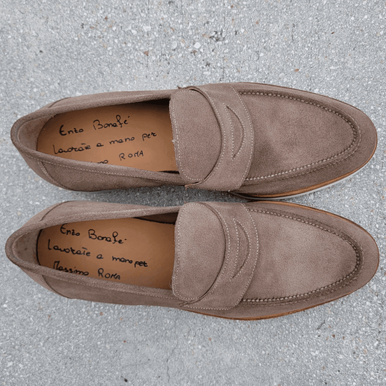 Mocasín de ante beige hecho a mano con suela Vibram de Bonafè