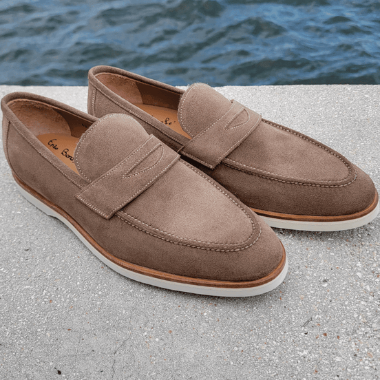 Mocasín de ante beige hecho a mano con suela Vibram de Bonafè