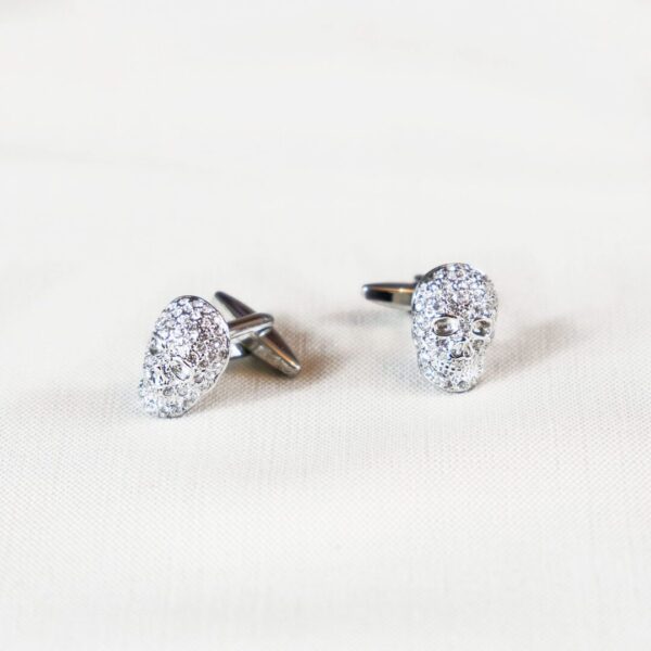 A pair of silver earrings with some kind of diamond on them